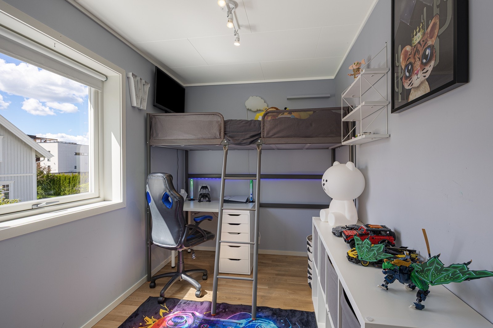 Alle rommene har parkett på gulvet og malte, glatte veggflater i duse fargenyanser. Galleribilde