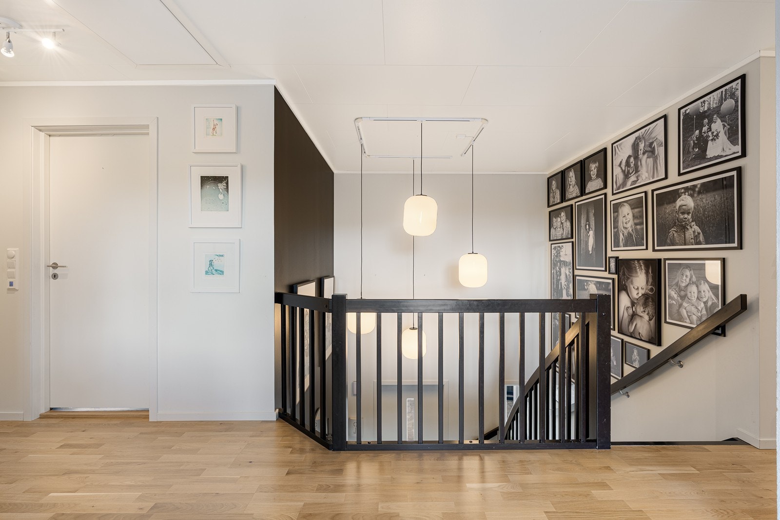 I andre etasje finner vi loftstue, bad, 4 soverom og en bod. Galleribilde