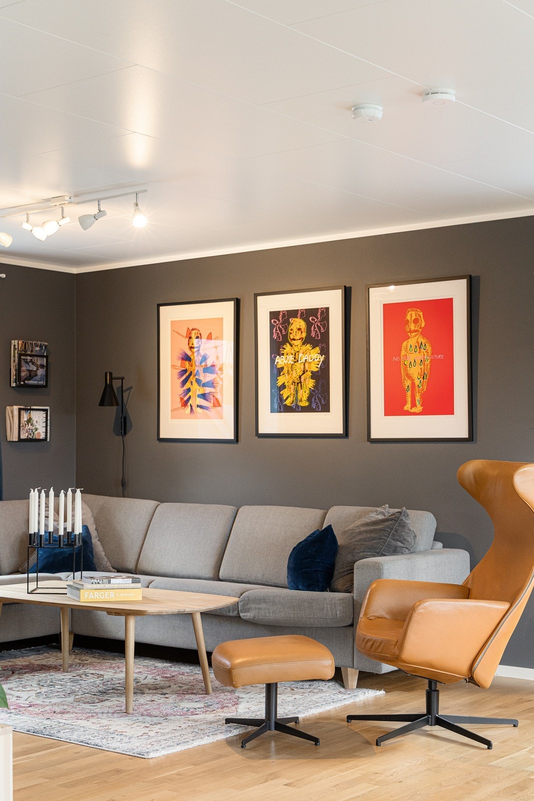 Veggene har en fin blanding av lysmalte arealer med mørke fondvegger i den innerste delen. Og under parkettgulvet er det lun varme - noe som går igjen i hele første etasje. Galleribilde