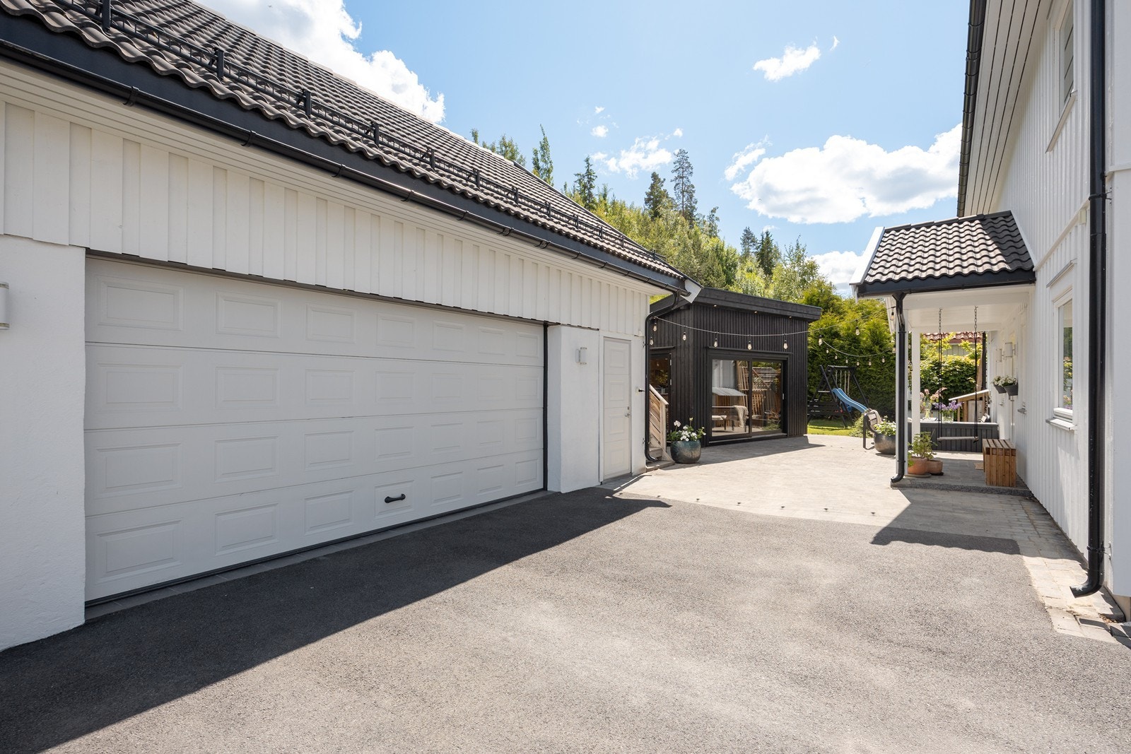 Parkering kan gjøres i den frittstående dobbelgarasjen eller på den asfalterte gårdsplassen. Galleribilde