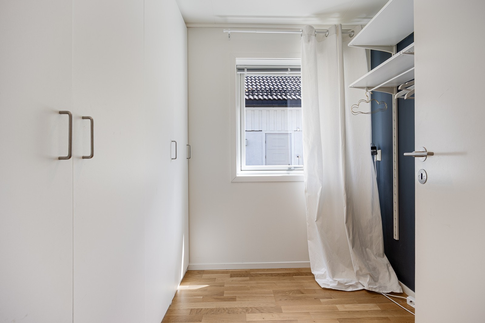 Boden er romslig og smart innredet med garderobeskap og hyller for praktisk oppbevaring. Galleribilde