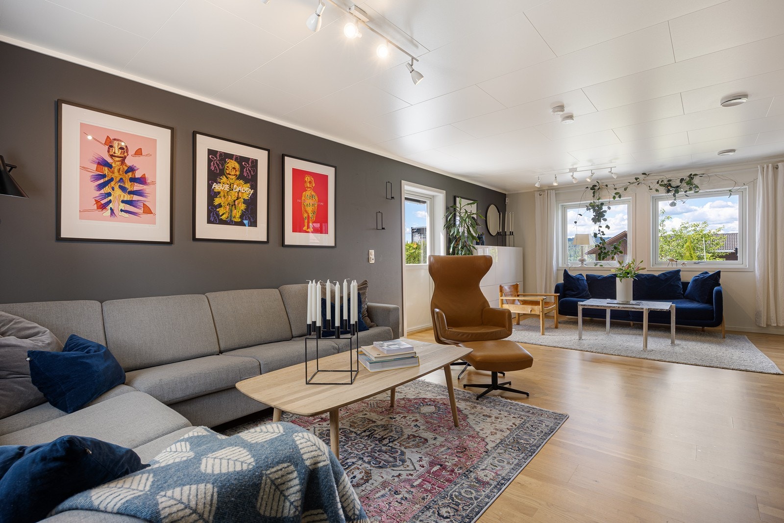 Fra stuen er det to utganger til den store, solrike terrassen. Galleribilde