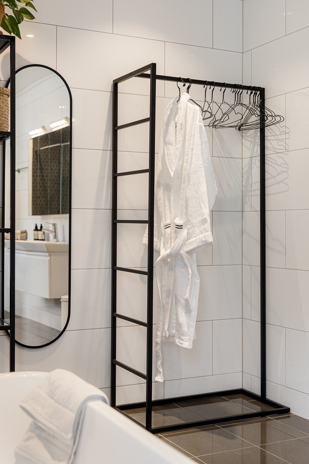 Hendig opphengsløsning på badet. Galleribilde