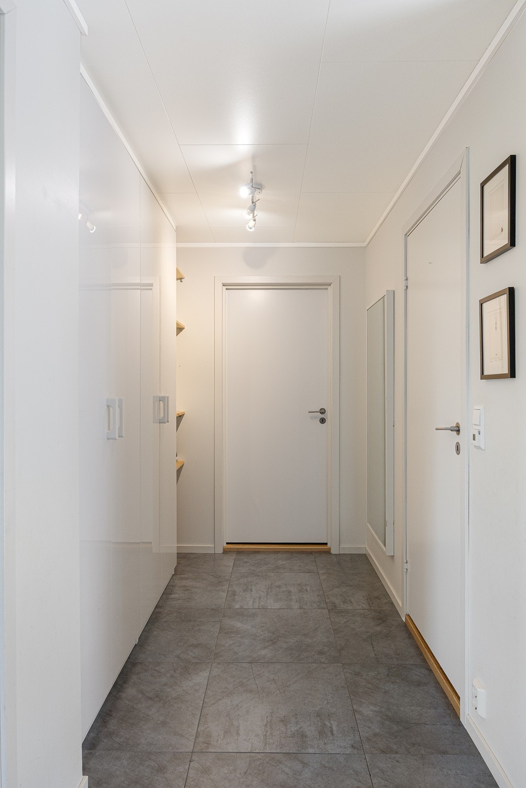 I første etasjen ligger i tillegg til hallen og det sosiale allrommet, også et større bad, et vaskerom og en romslig bod. Bortenfor garderobeskapet er det plassbygget garderobeløsning. Galleribilde