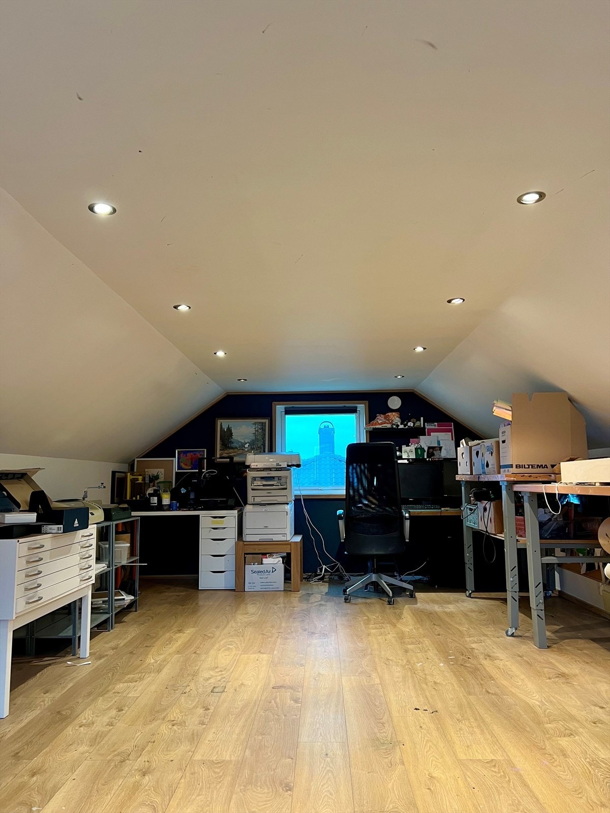 Garasjen har et isolert og innredet loft/hobbyrom på ca. 20 kvm Galleribilde