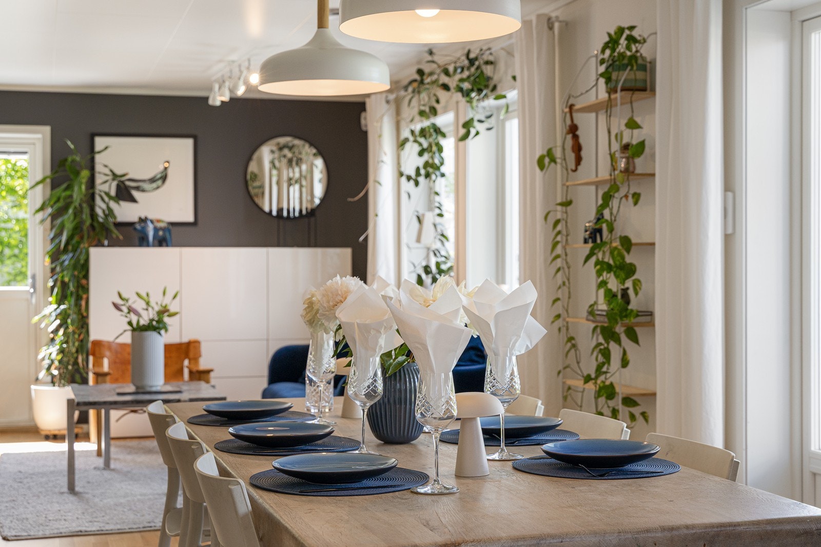 Nærmest kjøkkensonen er det naturlig plass til en større spisebordsgruppe - perfekt for venner og familie til hyggelige lag og gode måltider. Galleribilde