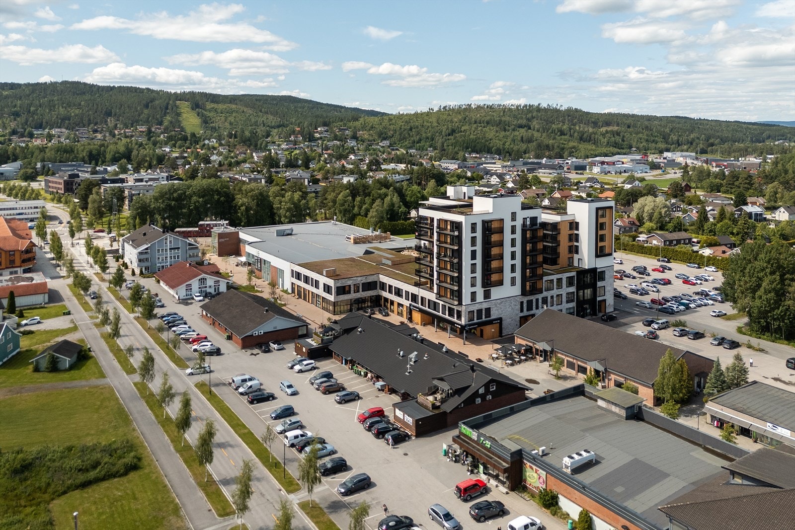 På Bjørkelangen finner du alt av servicetilbud, samt skoler i alle trinn. Galleribilde