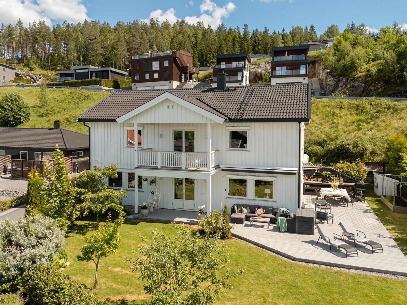 Boligen ligger i populære Festningsåsen - et ettertraktet og barnevennlig sted å bo på Bjørkelangen med gangavstand til alle sentrumsfasiliteter. Galleribilde