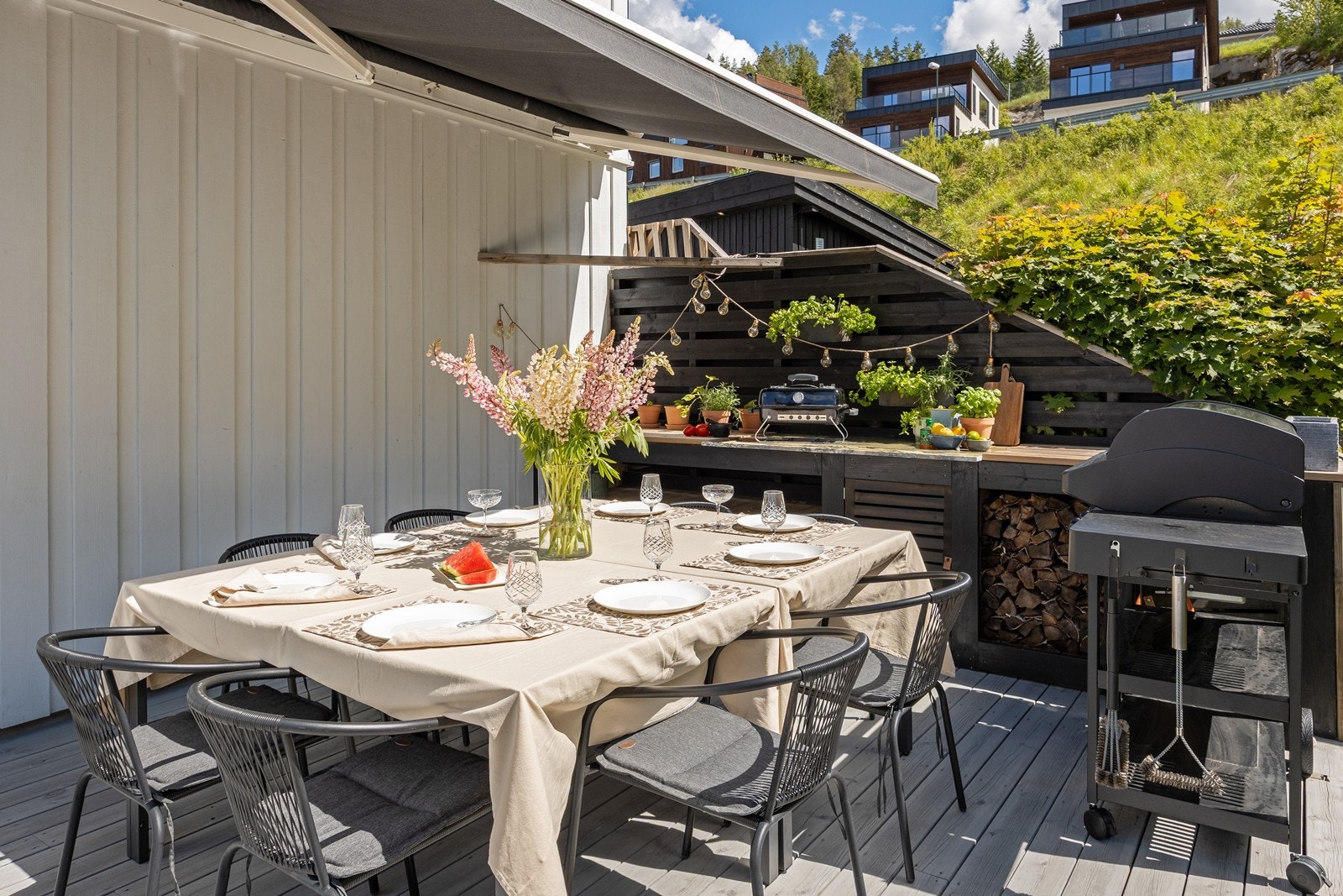 I den ene enden av terrassen er det etablert en praktisk levegg med et lekkert utekjøkken. Her passer det perfekt med en større utegruppe for hyggelige måltider med venner og familie. Galleribilde
