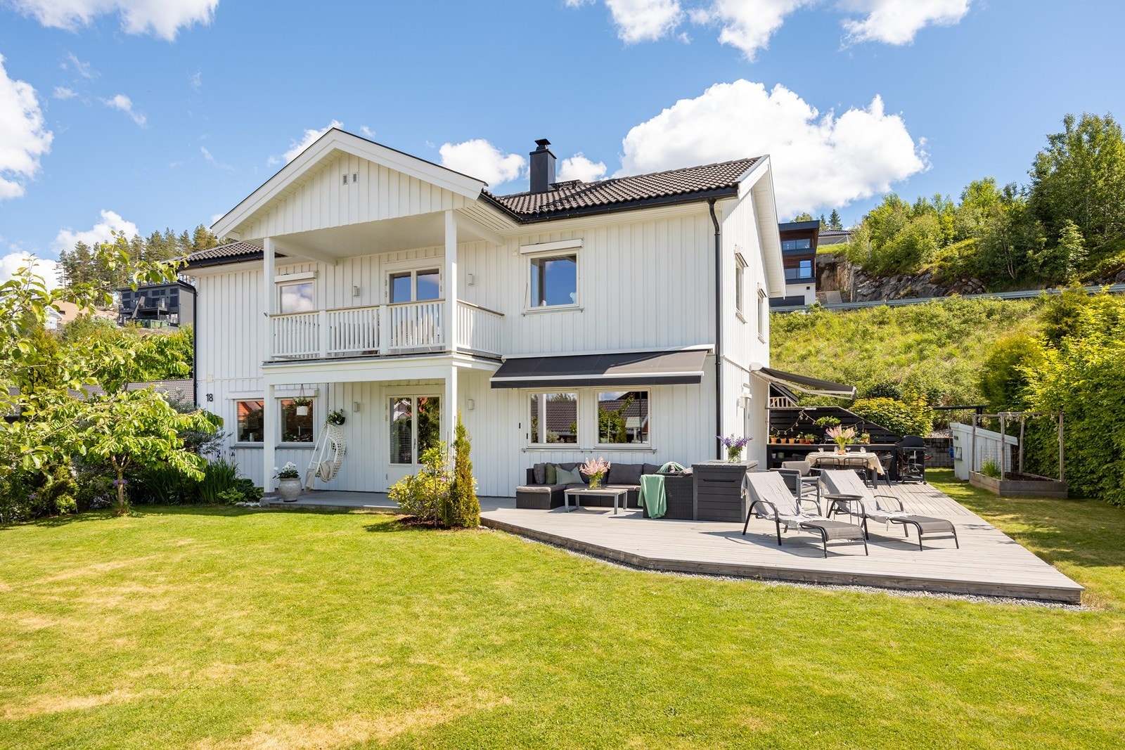 En tiltalende og moderne enebolig - beliggende på en solrik, barnevennlig tomt med nydelige utearealer. Galleribilde