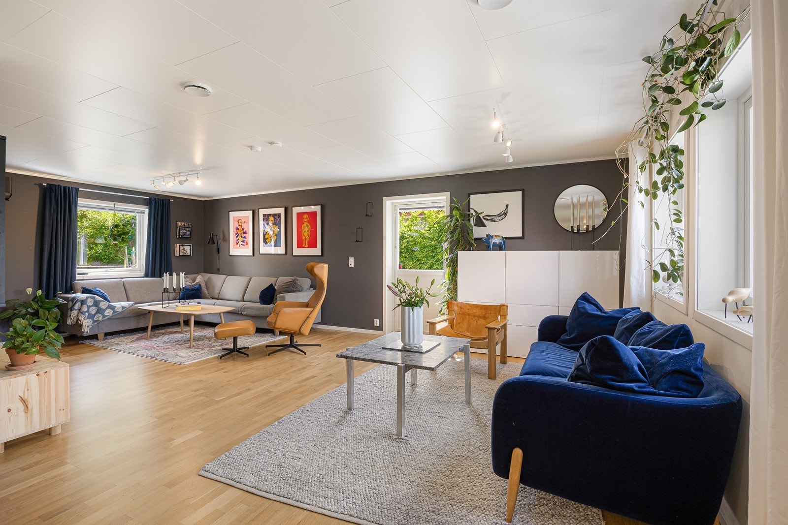 Det er også god plass til flere sittegrupper i stuesonen. Galleribilde