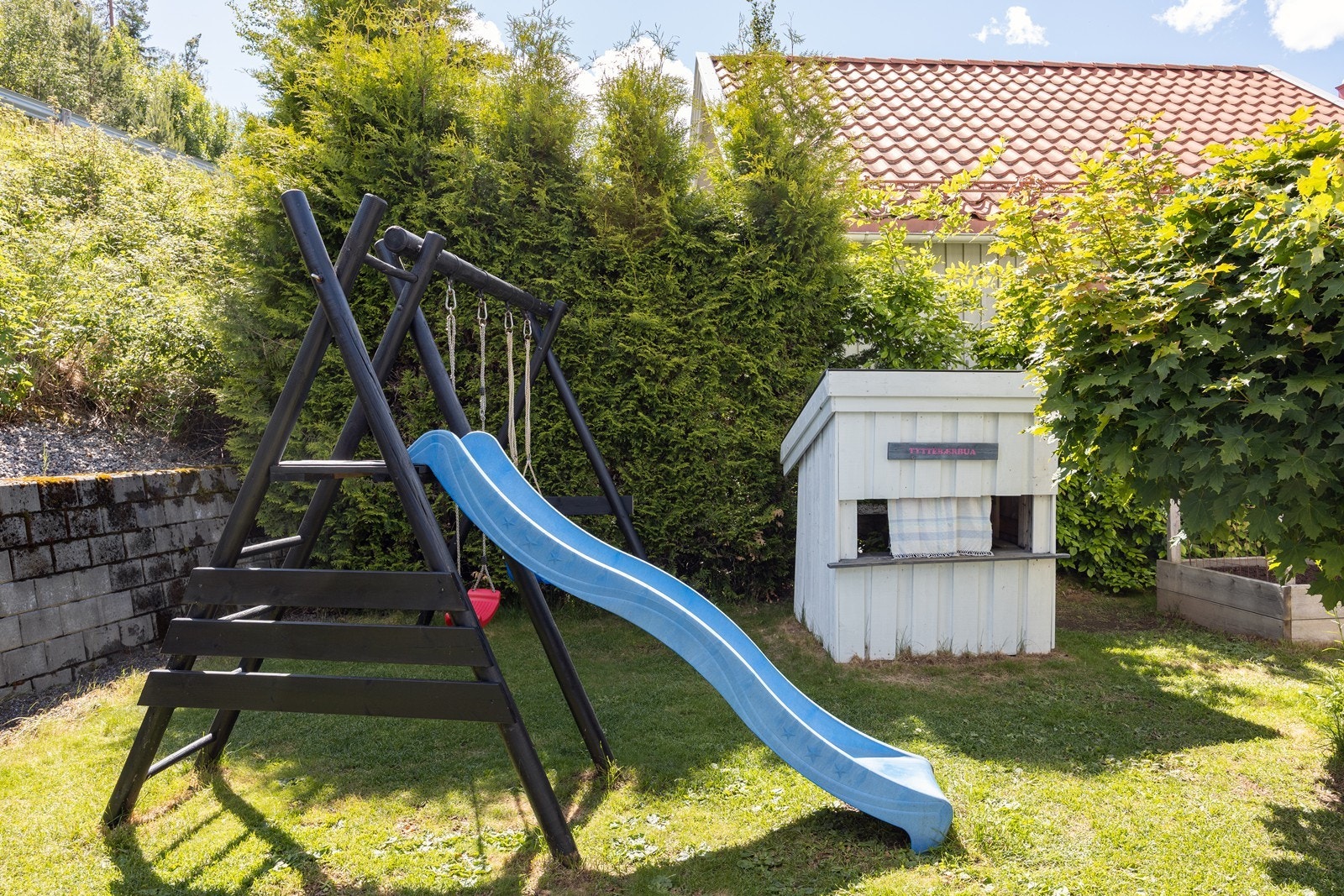 Med barn i boligen er det kjekt å ha plass til småhus og lekeapparater. Galleribilde