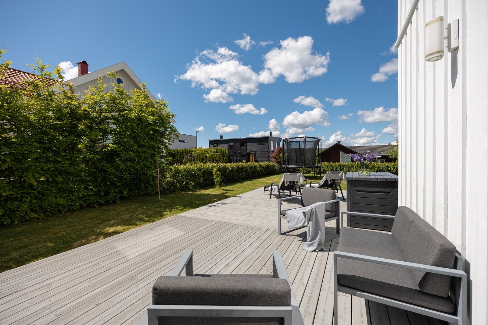 Det er god plass til flere utegrupper på terrassen. Galleribilde