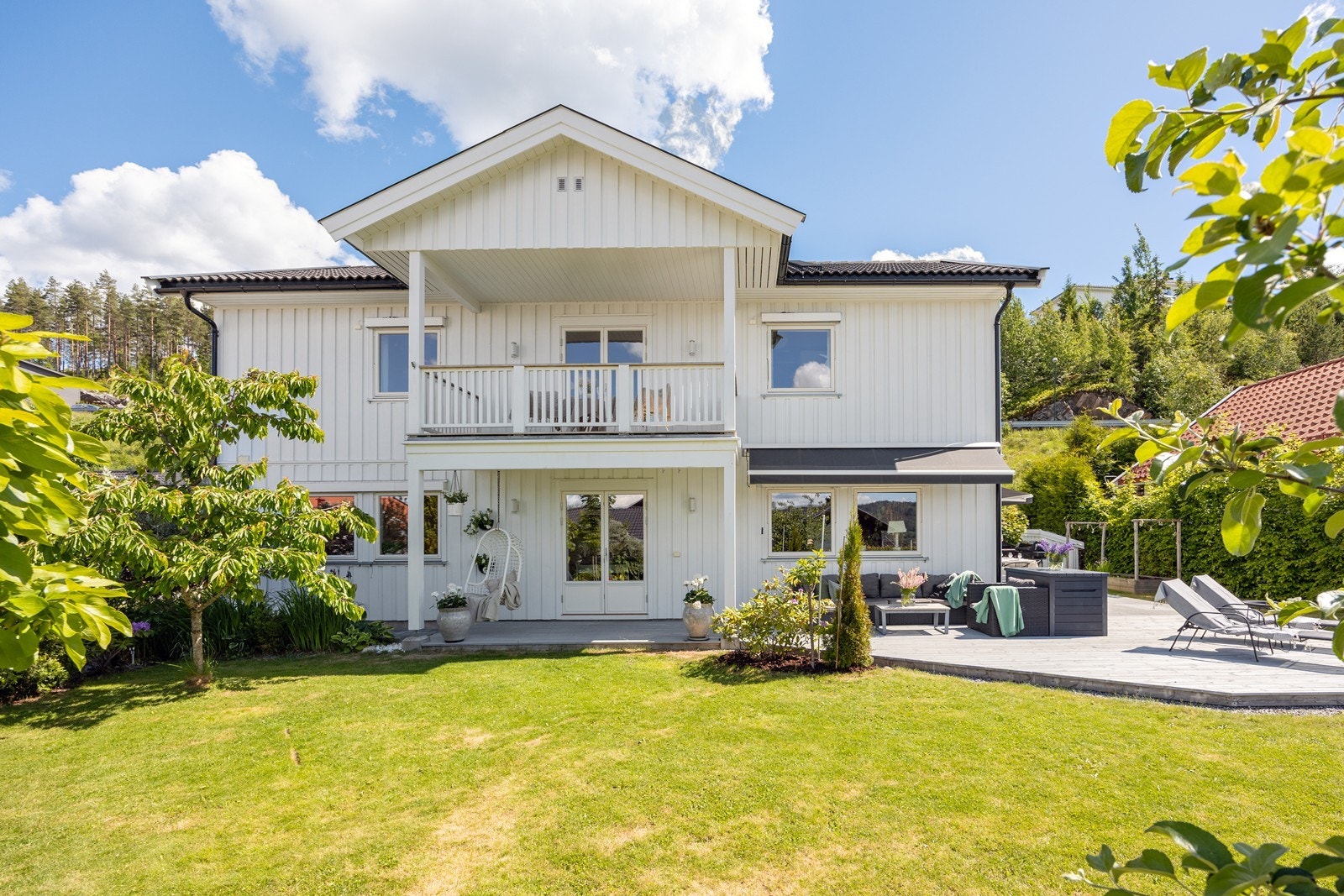 Frodig sommertid i Tyttebærveien 18. Galleribilde