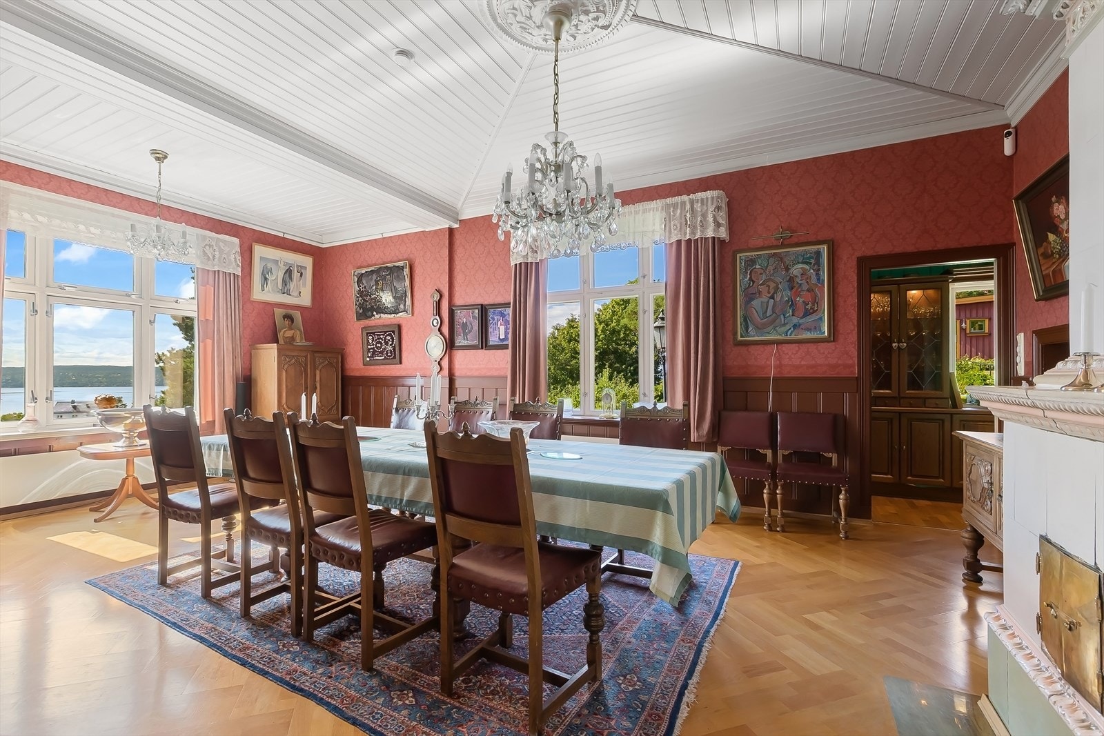 Herskapelig spisestue med klassiske detaljer Galleribilde