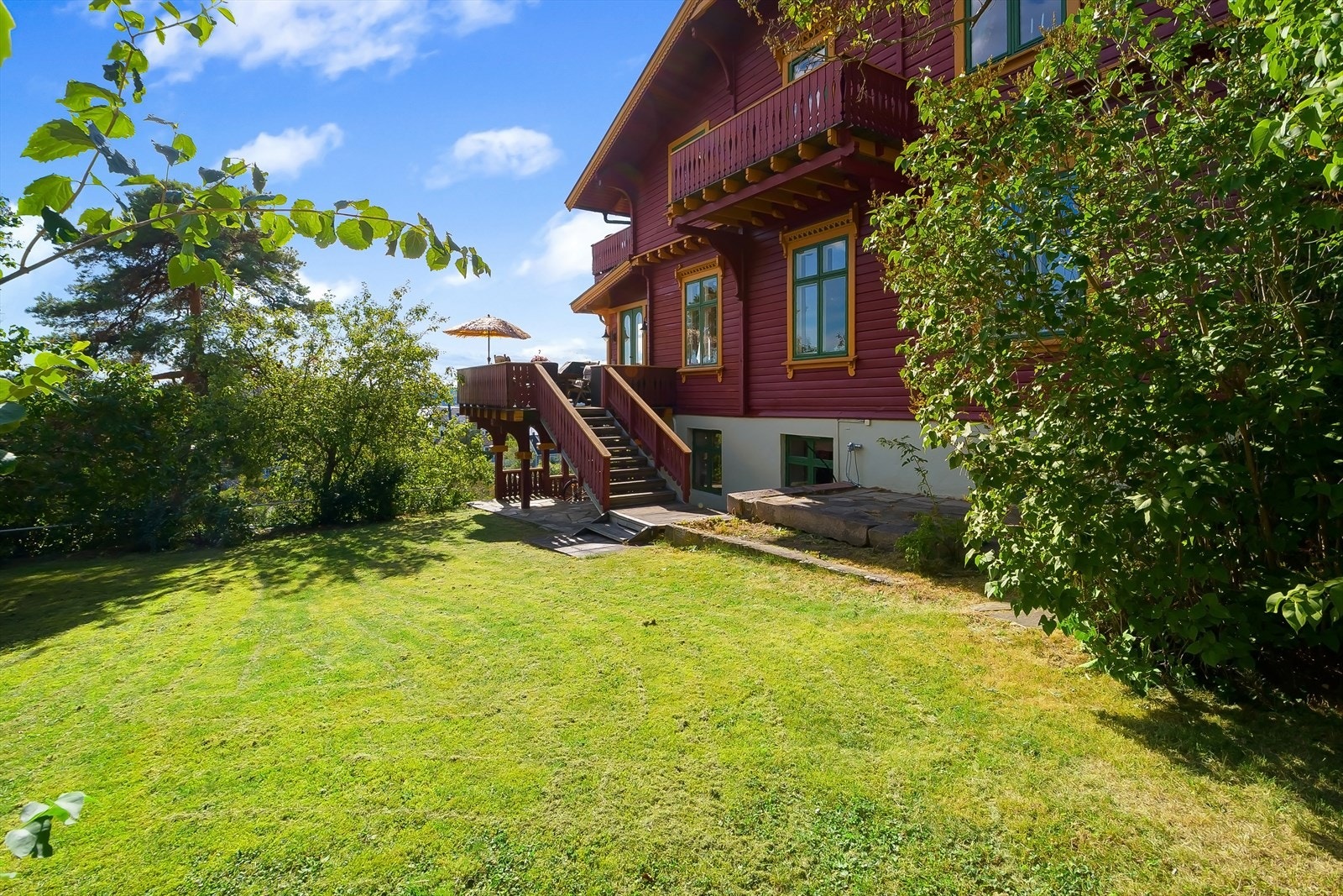 Trapp fra terrasse til hagen Galleribilde