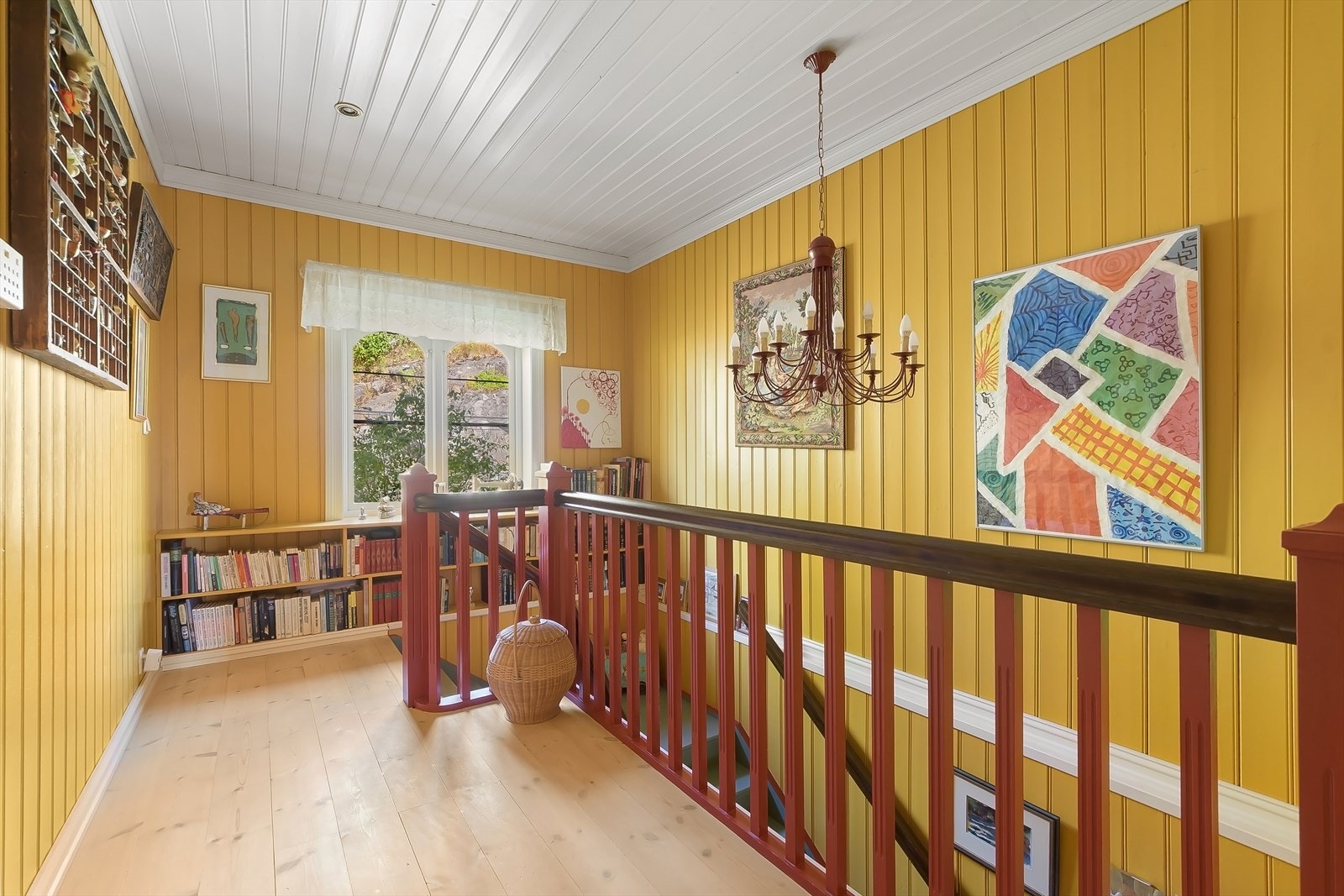 Gjennomført og funksjonell planløsning for en familie Galleribilde