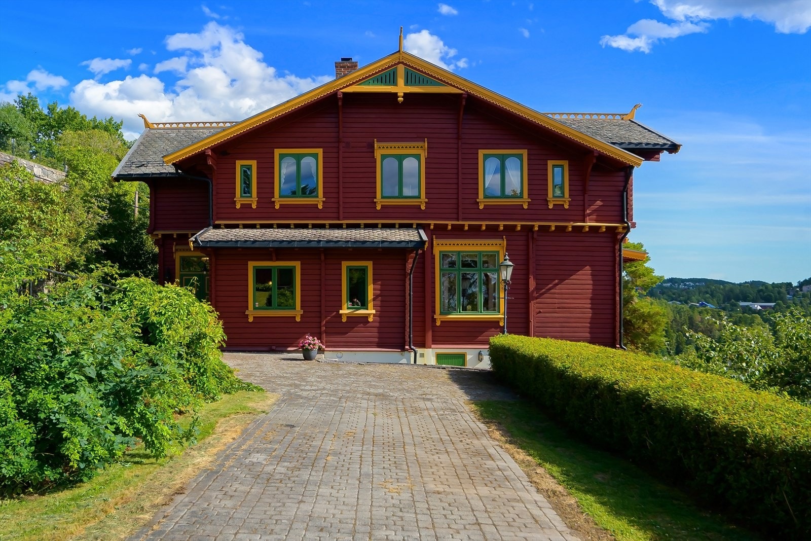Herskapelig fasade med vakre arkitektoniske detaljer Galleribilde