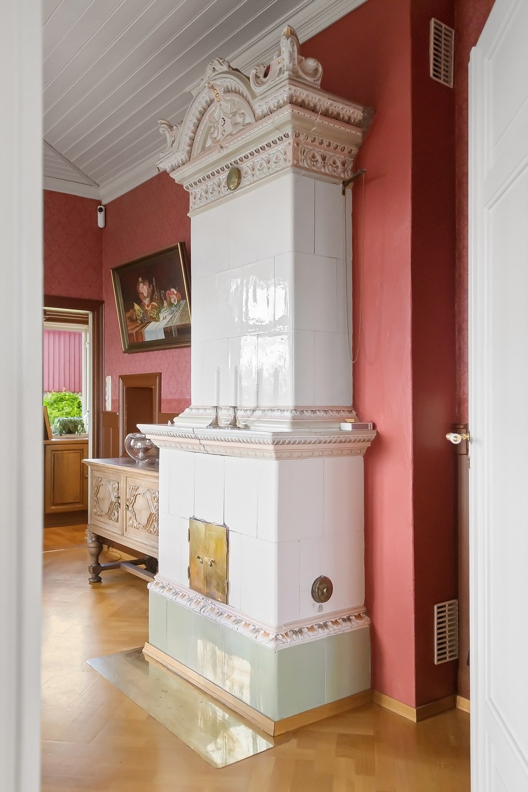 Lekker, antikk kakkelovn fra ca. 1830. Hentet fra en herskapsvilla i Värmland og gjenoppført i Villa Sjaaheim i 1995 Galleribilde