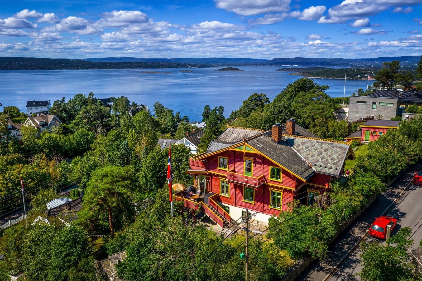 Praktfull villa i dragestil med sjelden karakter Galleribilde