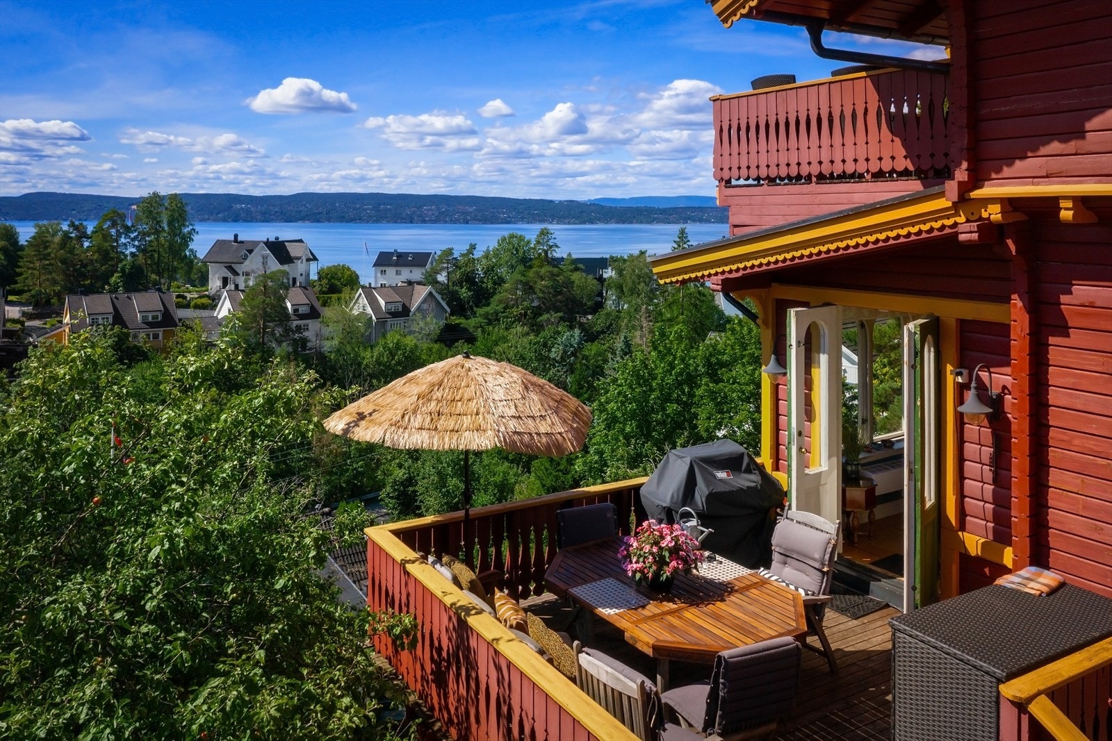 Direkte utgang fra stue til stor og solrik terrasse Galleribilde