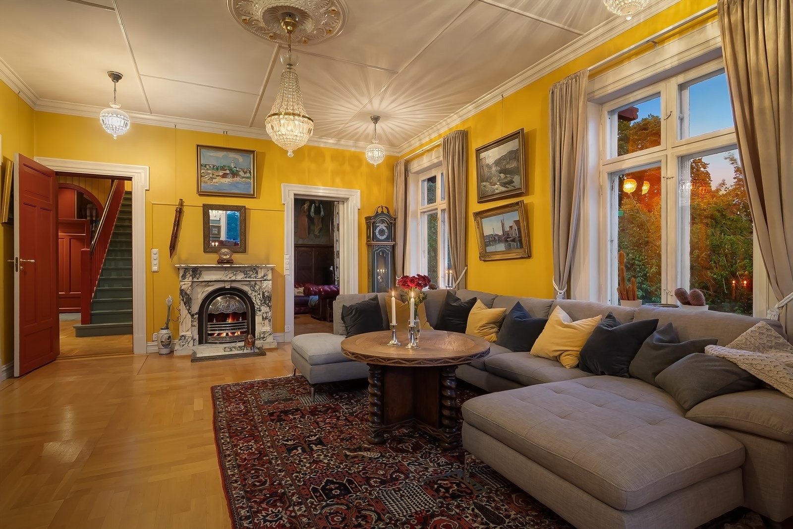 Elegante oppholdsrom med tidløse detaljer Galleribilde