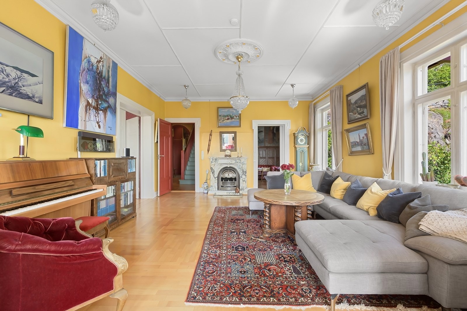Elegante oppholdsrom med tidløse detaljer Galleribilde