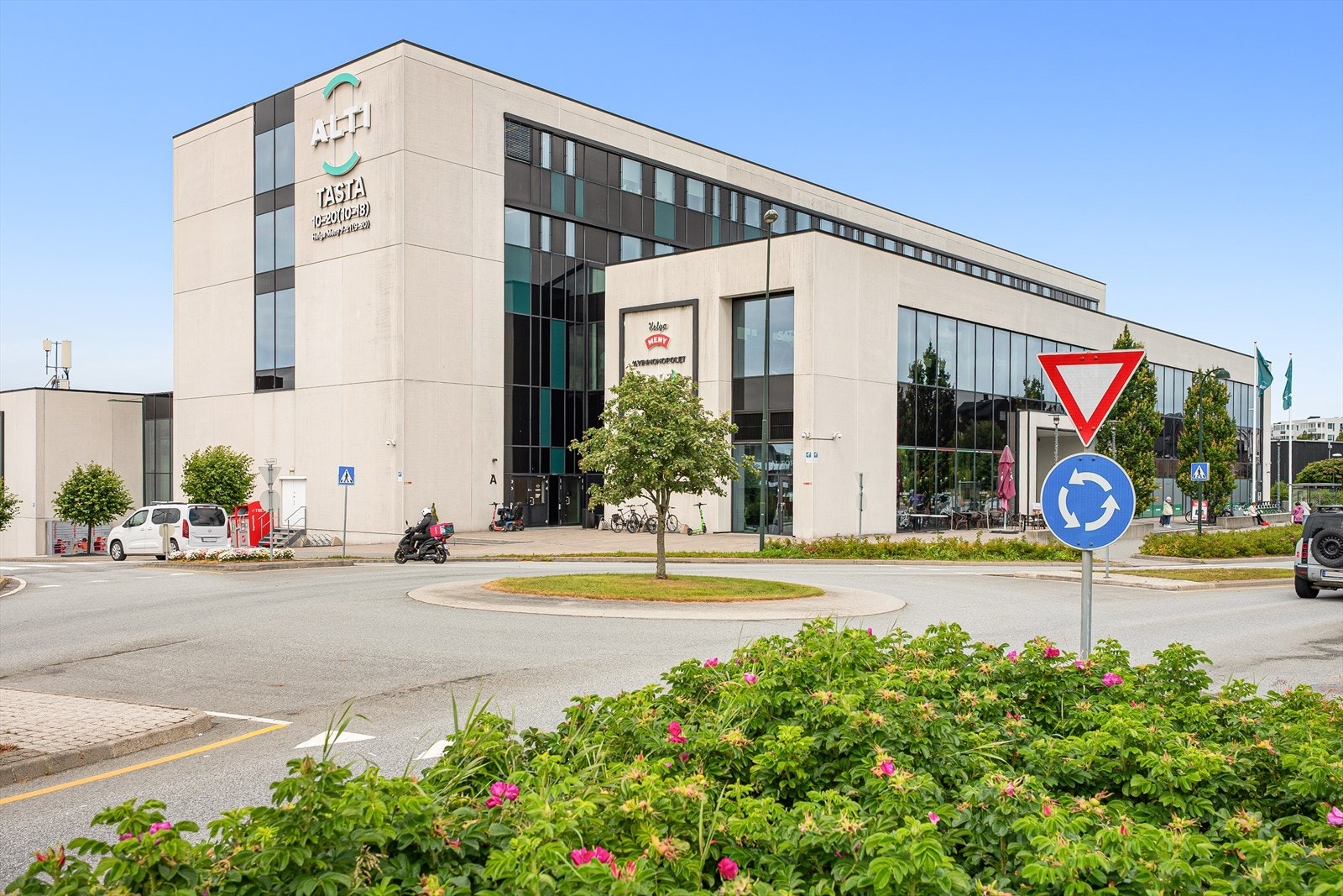 Kort gange til Alti Tasta med dagligvare, apotek og andre servicetilbud. Galleribilde