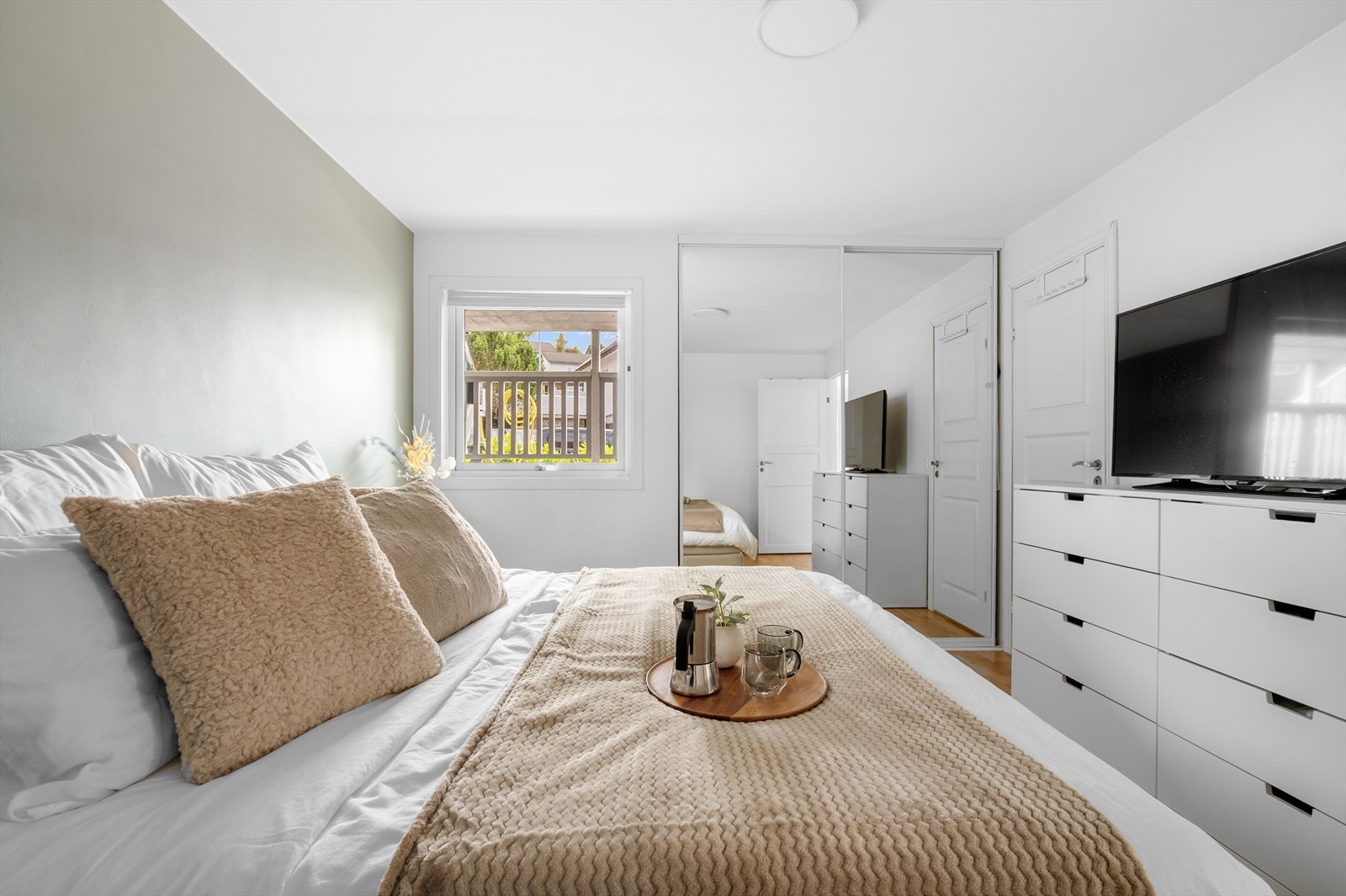 Skyvedørsgarderobe gir rikelig med oppbevaringsplass på soverommet. Galleribilde