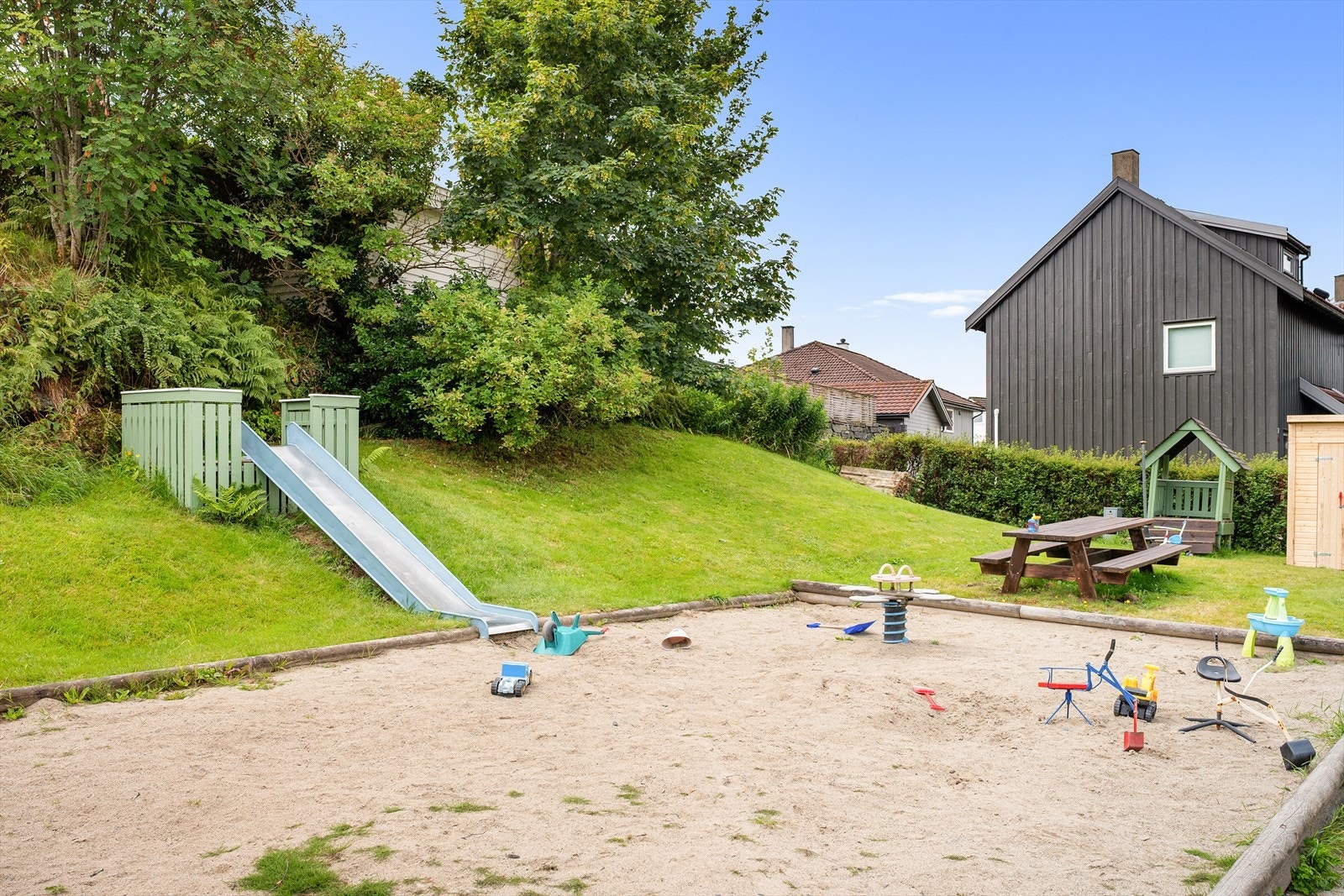 Nærområdet byr på flere lekeplasser og er godt tilrettelagt for barnefamilier. Galleribilde