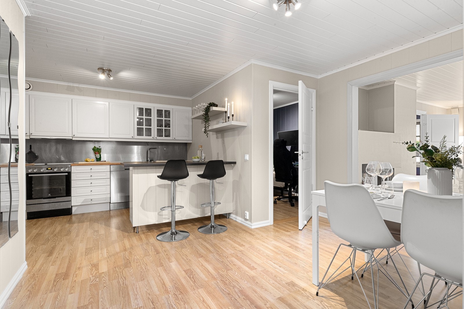 Innvendig holder leiligheten en god standard og fremstår som både innbydende og tidsriktig. Gulvet er av laminat, mens vegger og himling er kledd med panelplater og himlingsplater i moderne lyse farger. Galleribilde
