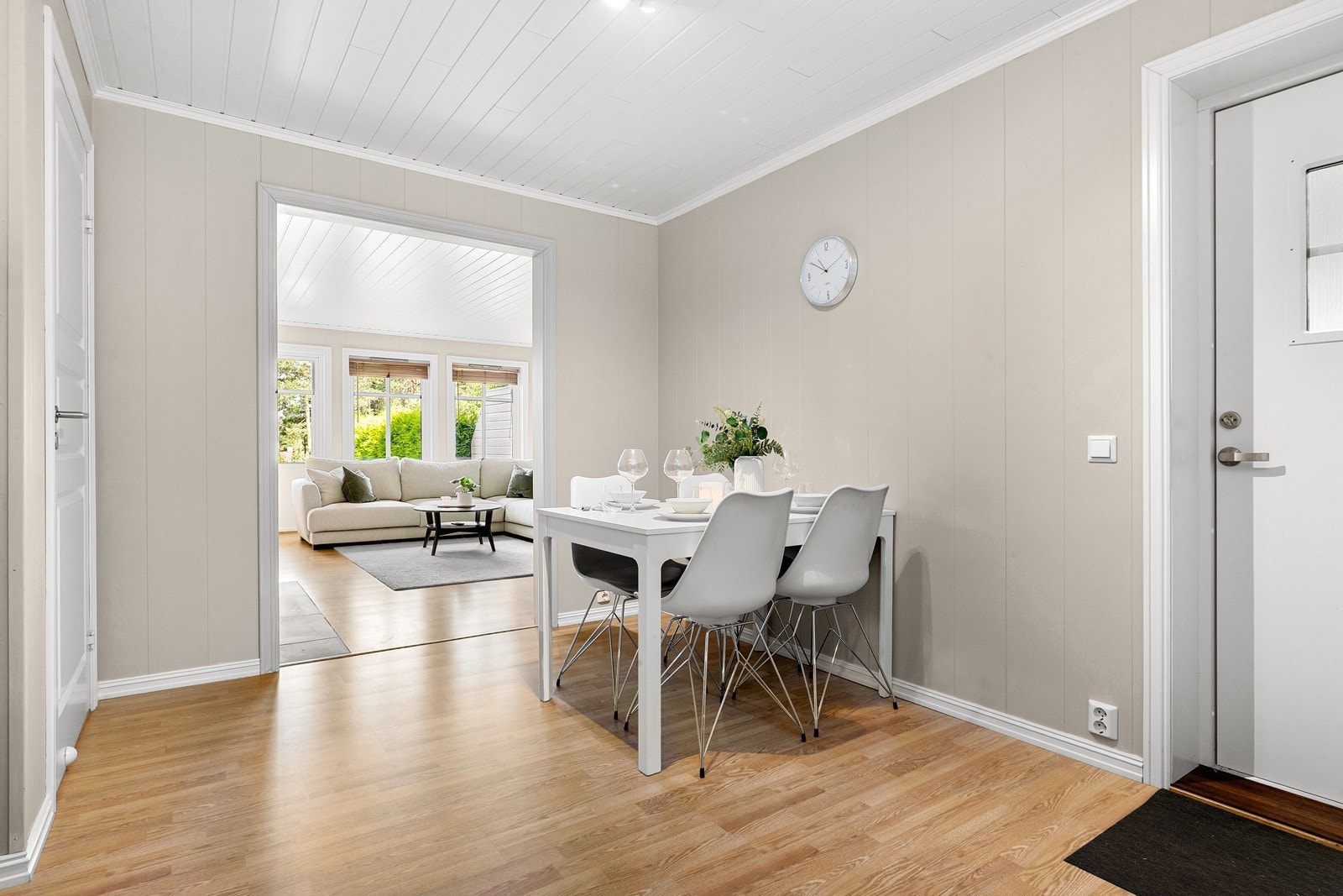 Mellom kjøkken og stue er det i dag innredet med spisestue, som skaper en naturlig overgang og en god flyt mellom rommene. Galleribilde