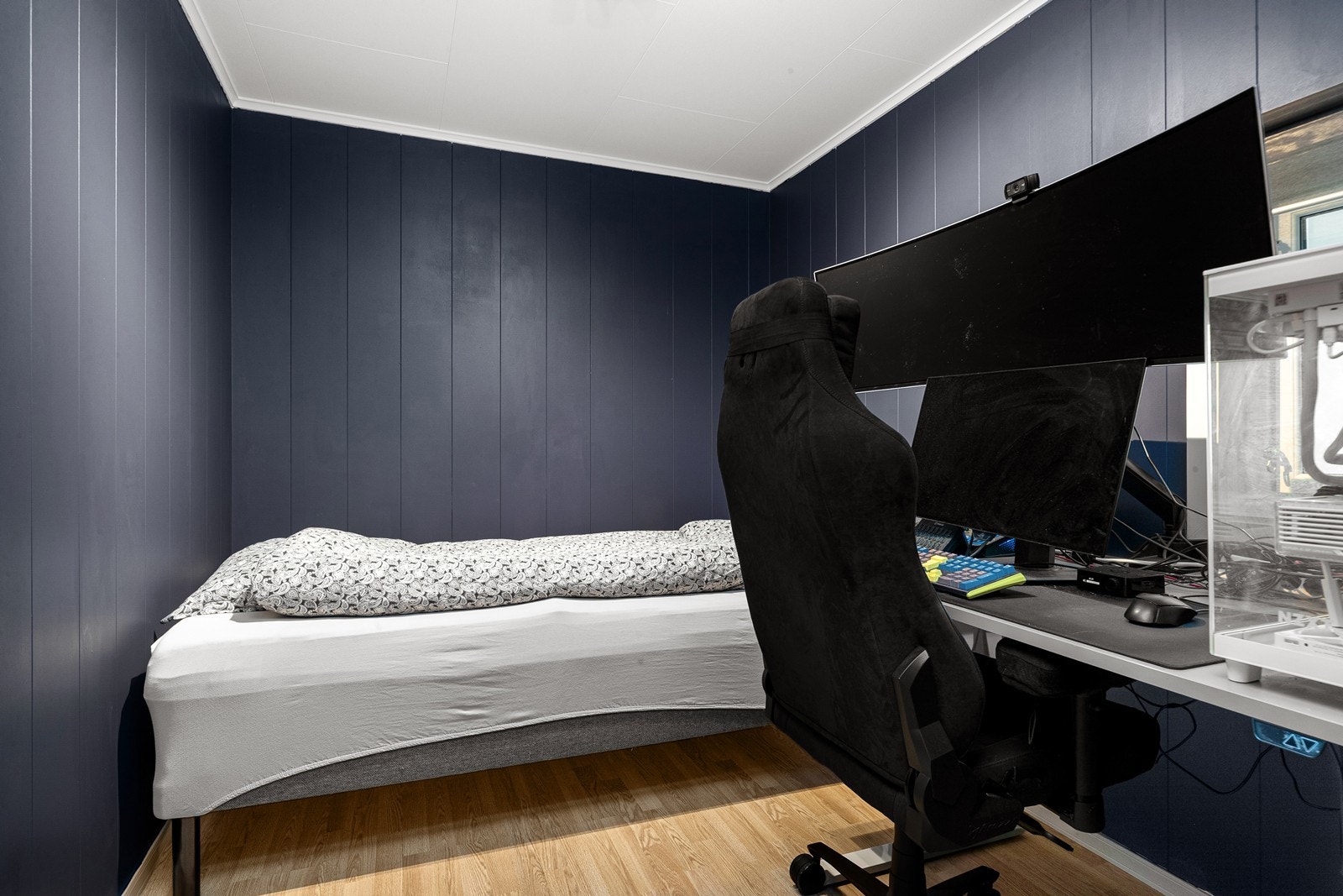 Soverom 2 byr på flere innredningsmuligheter og har plass til både seng og arbeidsplass. Rommet fungerer i dag som et kombinert gjesterom og hjemmekontor. Galleribilde