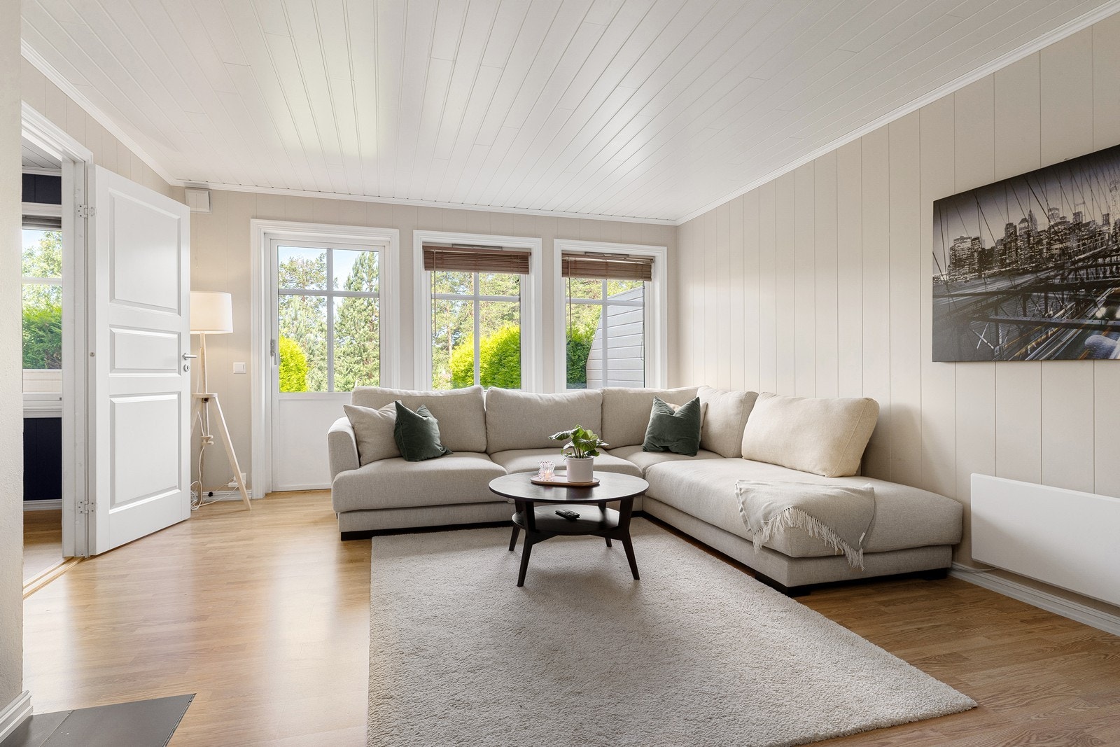 Stuen er lys og romslig, med god plass til både sofagruppe og øvrig møblement, noe som gir flere innredningsmuligheter. Galleribilde