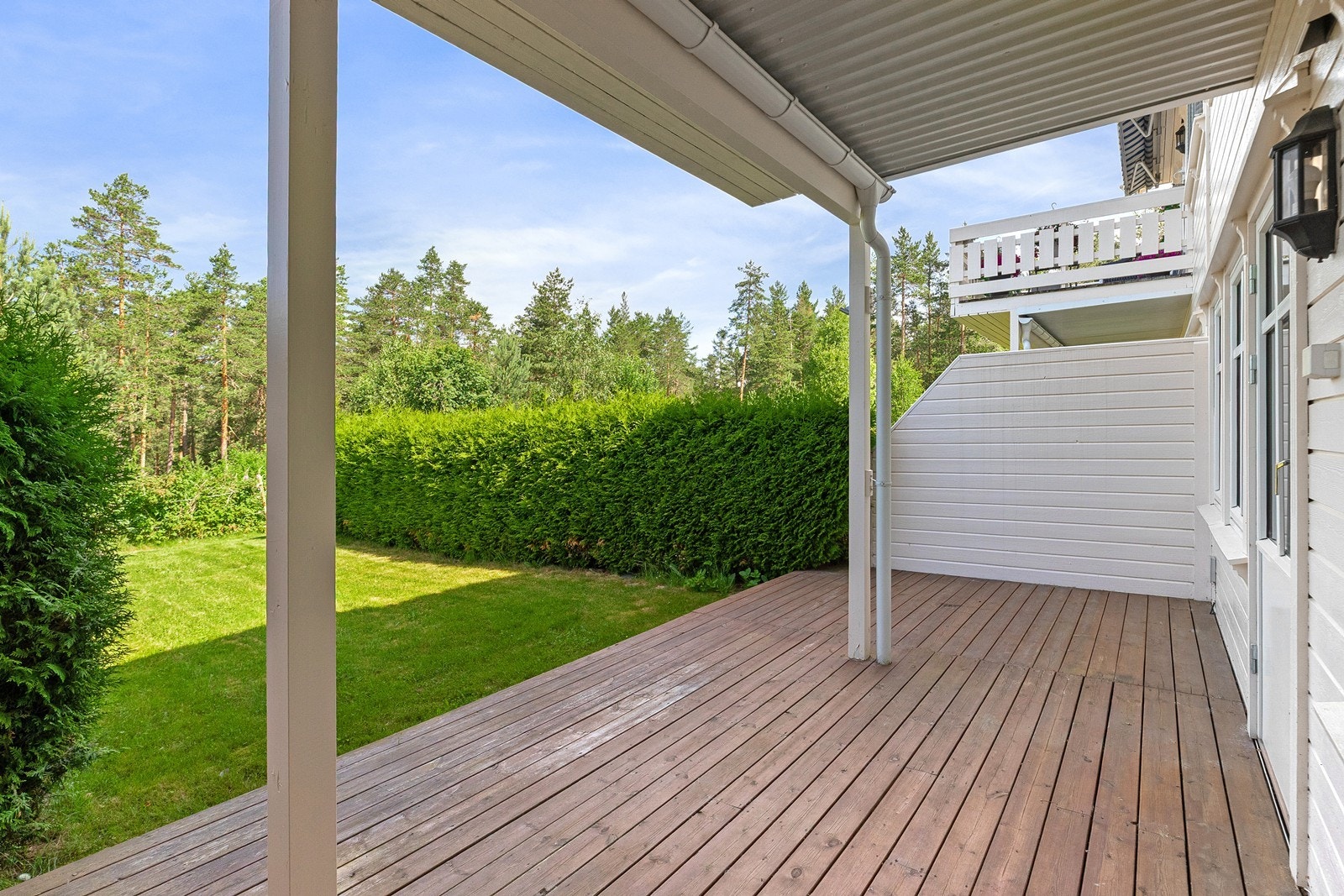 Delvis takoverbygget terrasse med egen hage. Galleribilde