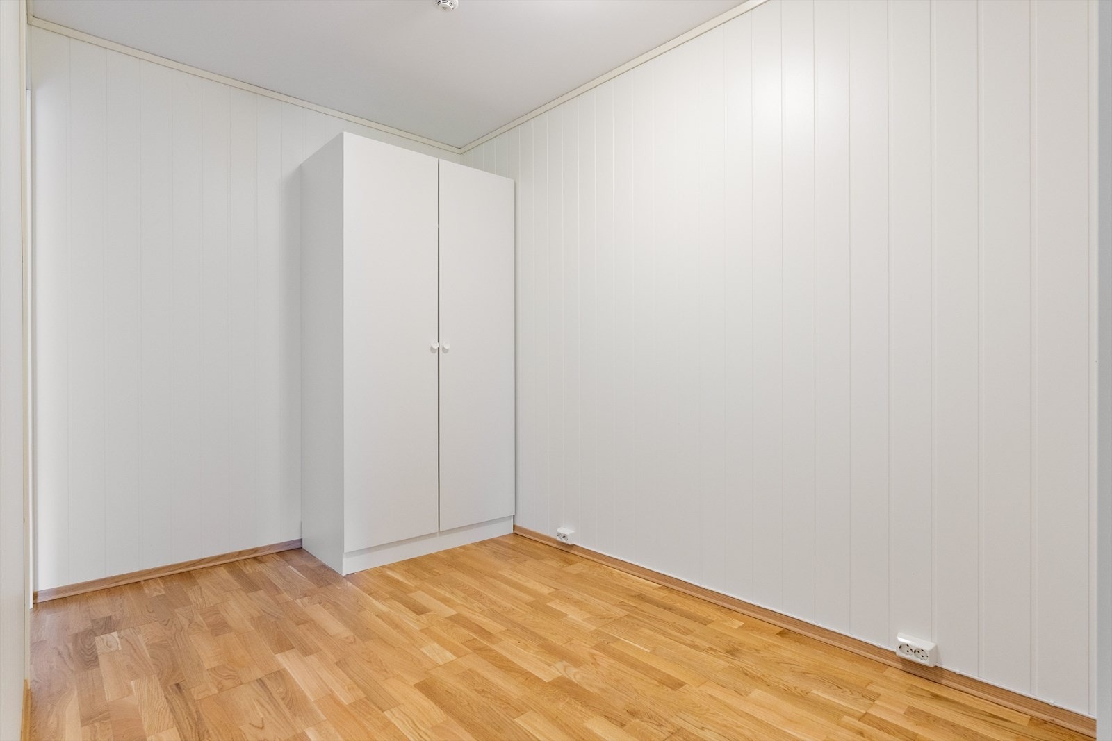Eget omkledningsrom gir deg muligheten til å ha klær på et annet sted enn soverommet. Galleribilde