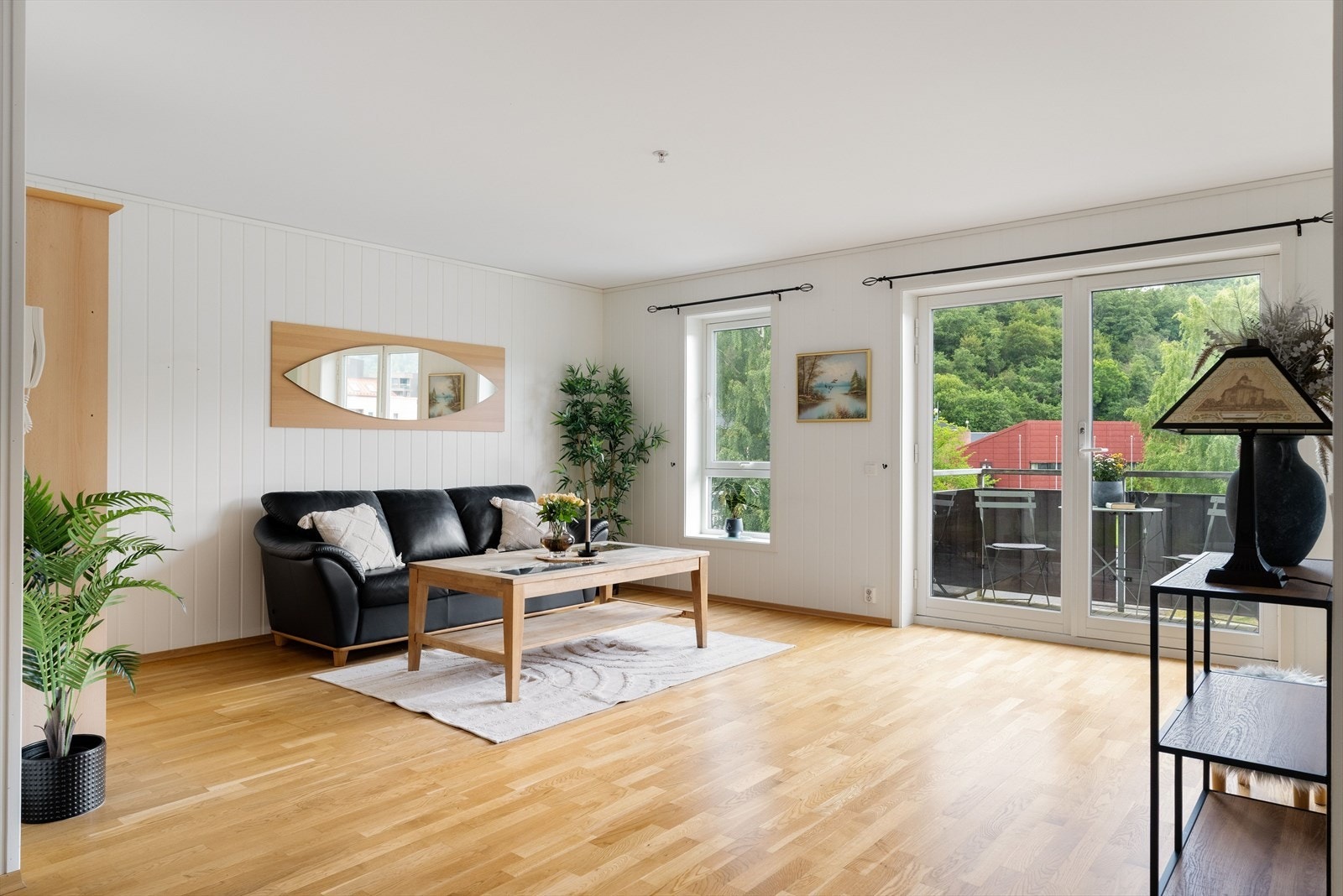 Med store vindusflater får leiligheten rikelig med naturlig dagslys inn i leiligheten. Galleribilde