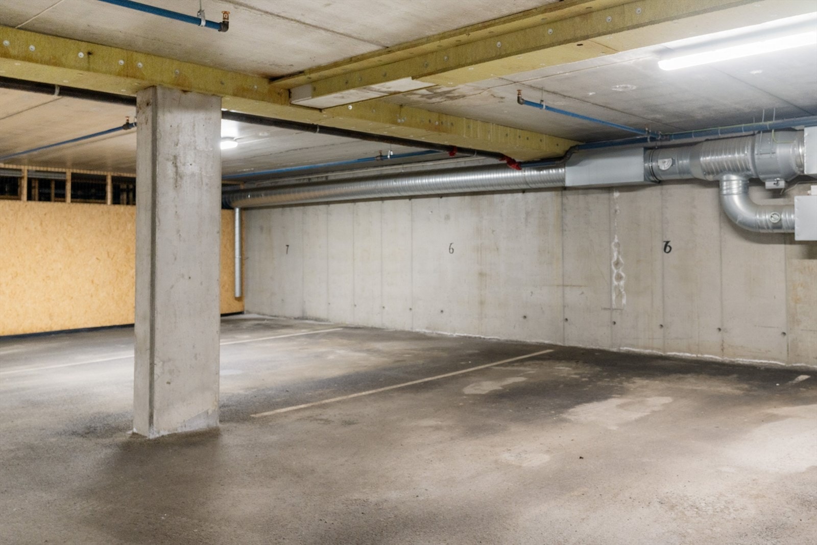 Det følger fast parkering i parkeringskjeller for to biler. Det er andre i sameiet som har montert elbillader så det er det muligheter for. Galleribilde