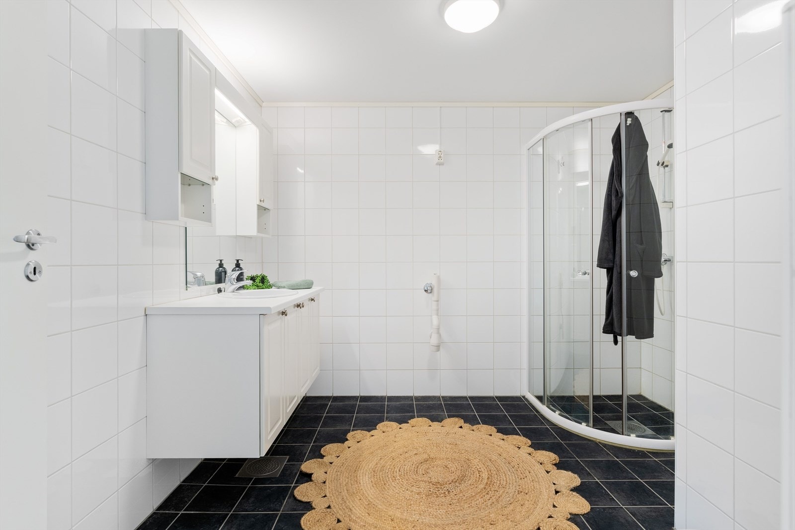 Flislagt bad med varmekabler og opplegg for vaskemaskin Galleribilde