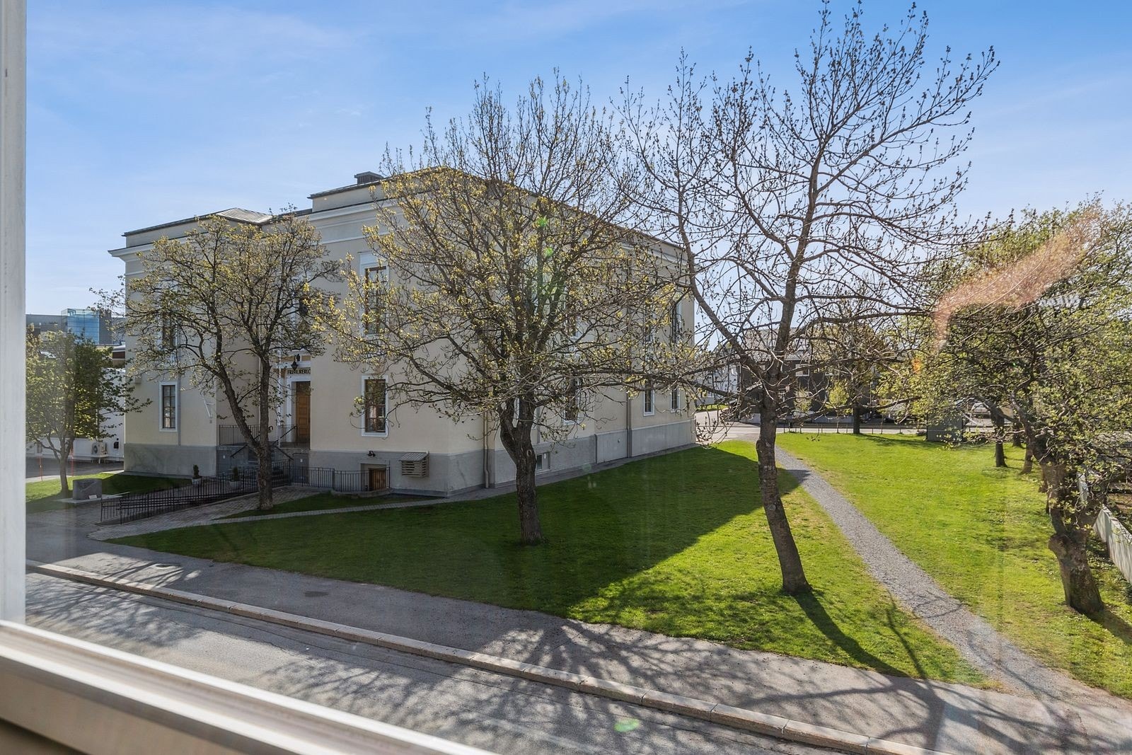 Utsikt fra stua mot Frimurerlosjen. Galleribilde