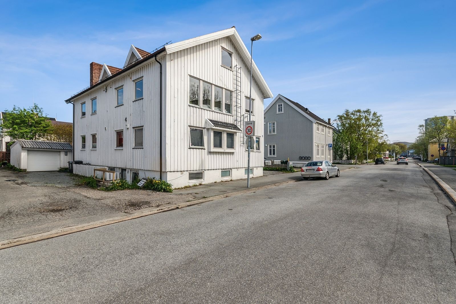 Eiendommen ligger svært sentralt til i sentrum med gangavstand til alle byens fasiliteter. Galleribilde