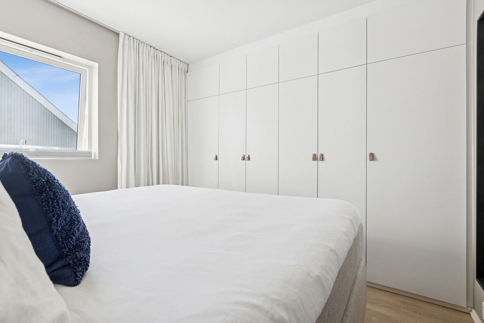 Soverom 1 med garderobe skap. Galleribilde