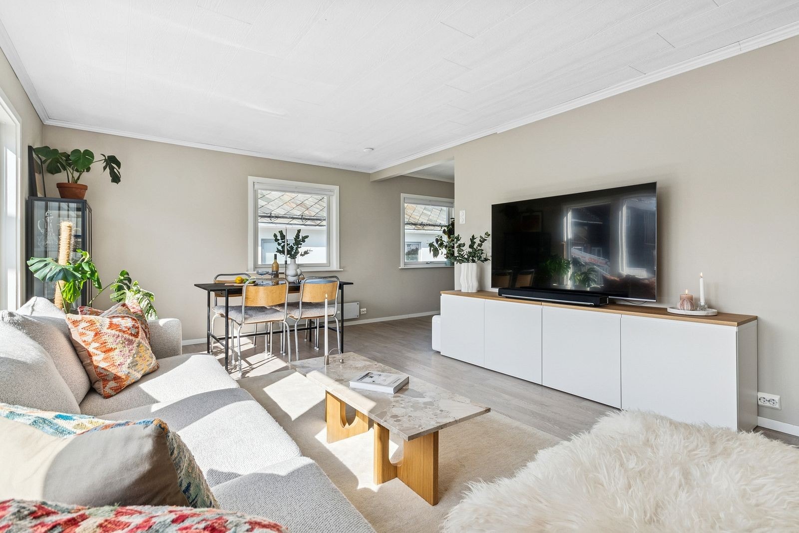 Stor stue med plass for sittegruppe. Galleribilde
