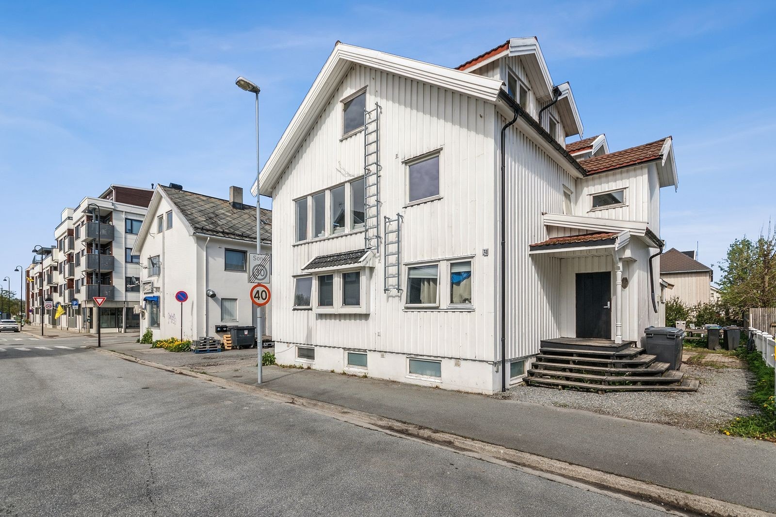 Inngangsparti. Parkering i gate med avgift. Galleribilde