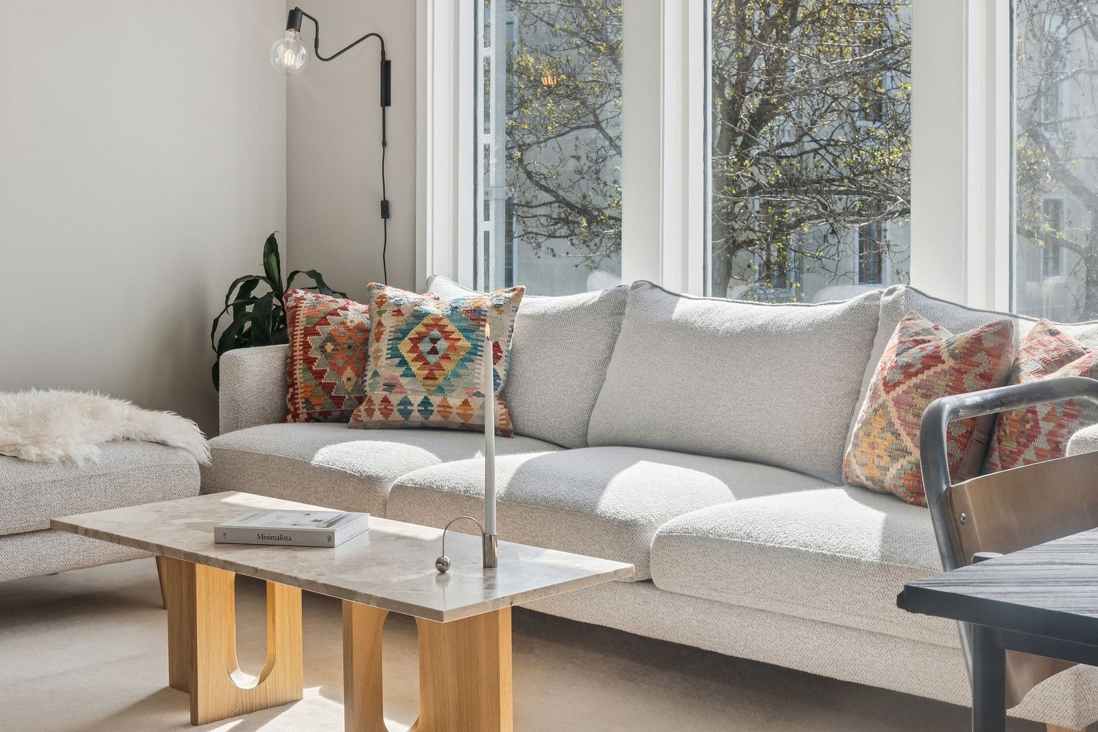 Stue med store vindusflater som gir masse lys inn i rommet. Galleribilde