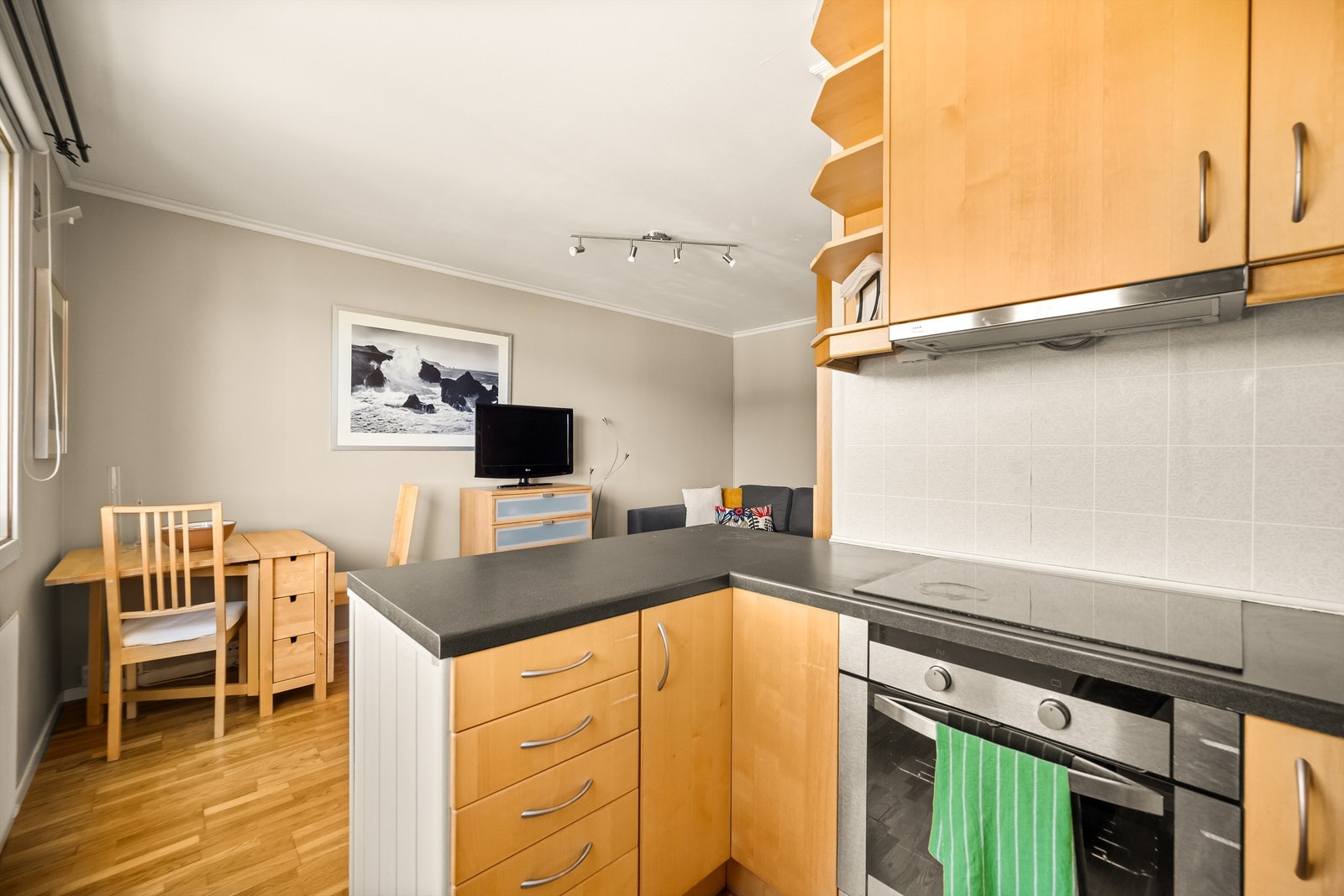 Innredningen er fra 2012 med glatte fronter og laminat benkeplate. Galleribilde