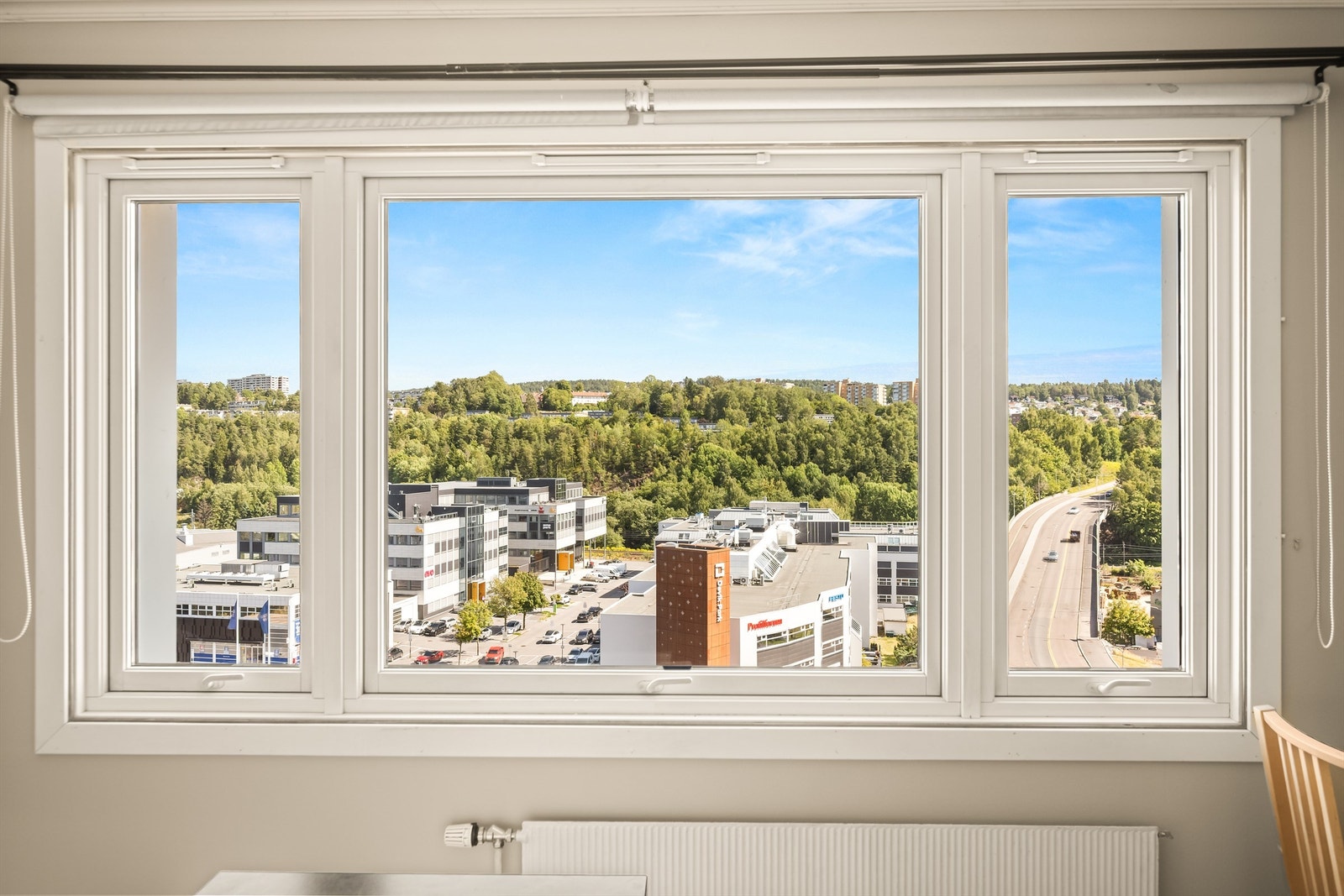 Leiligheten ligger i 8 etasje og har utsikt utover nærområdet. Foto: Martine Eren studio AS Galleribilde