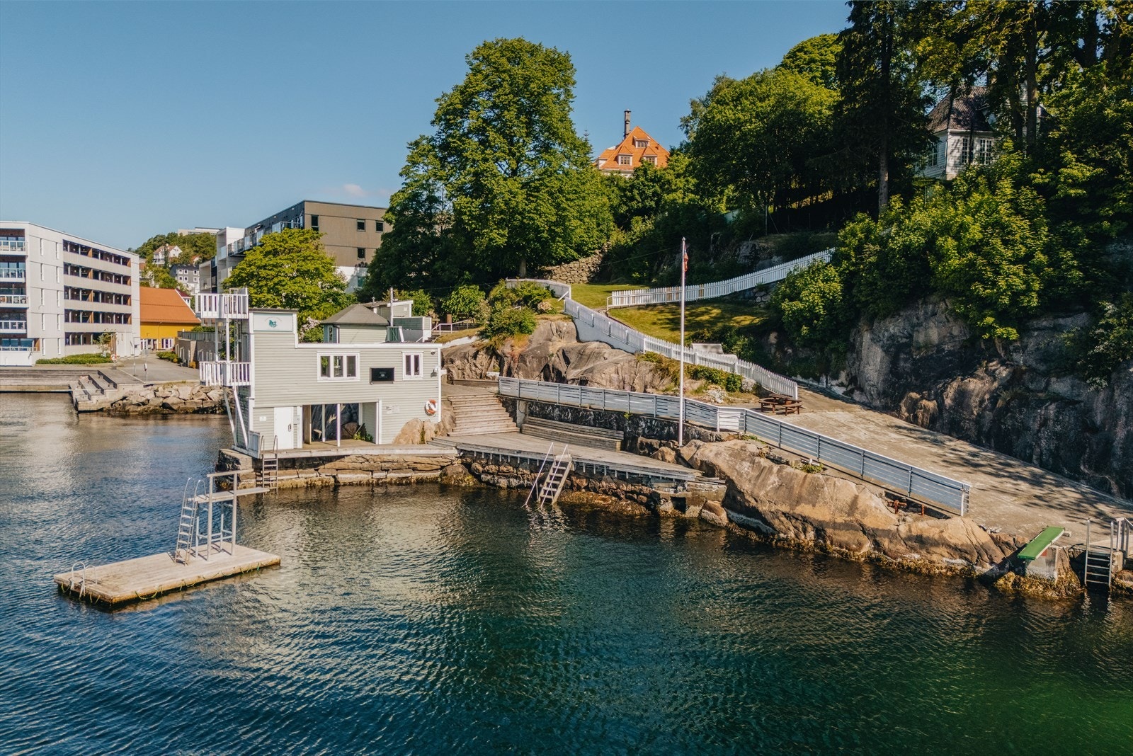 Sandviken Sjøbad med stupebrett, stupetårn, brygge, grillplass og plen hvor en kan nyte deilige sommerdager i Bergen
. Galleribilde
