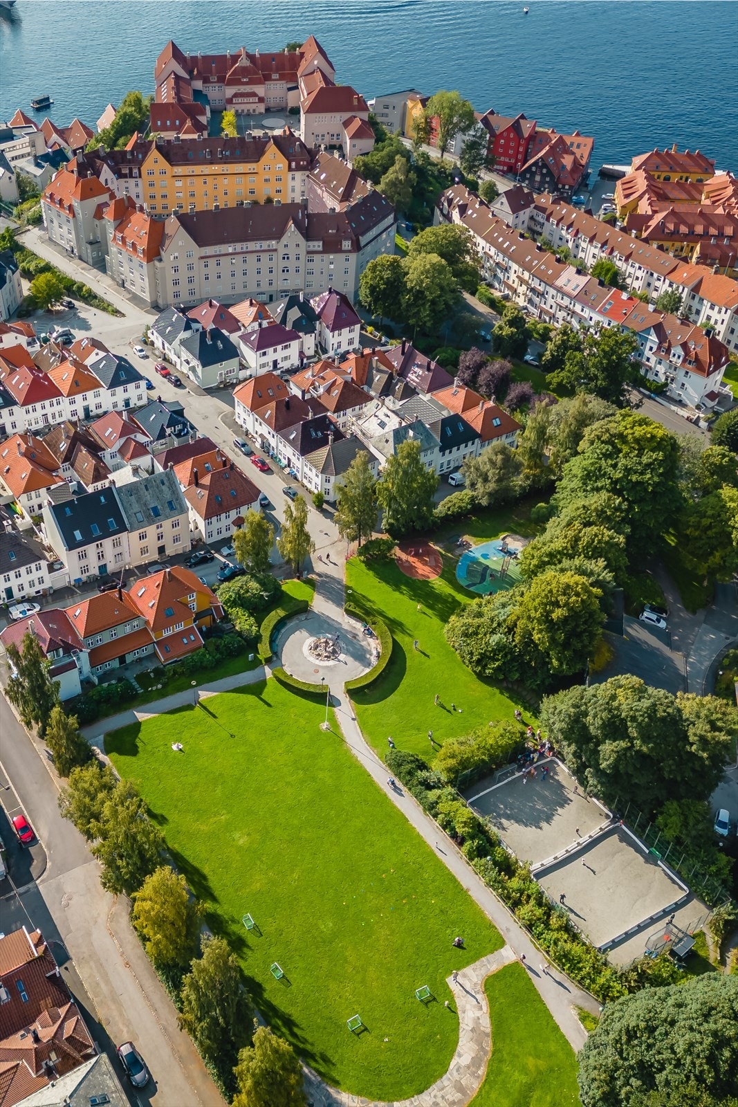 Nesten et steinkast fra herlige Meyermarken. Her kan varme sommerdager nytes til det fulle! Galleribilde