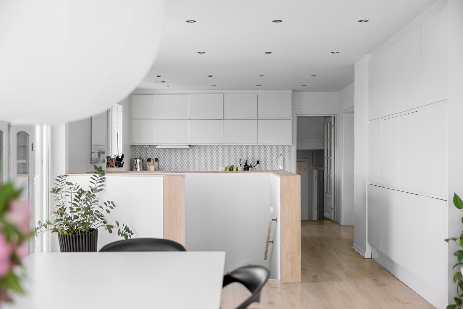 Downlights i taket sørger for jevn og behagelig belysning i kjøkken- og spiseområdet. Galleribilde